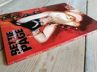 Engels Bettie Page: Queen Of Hearts